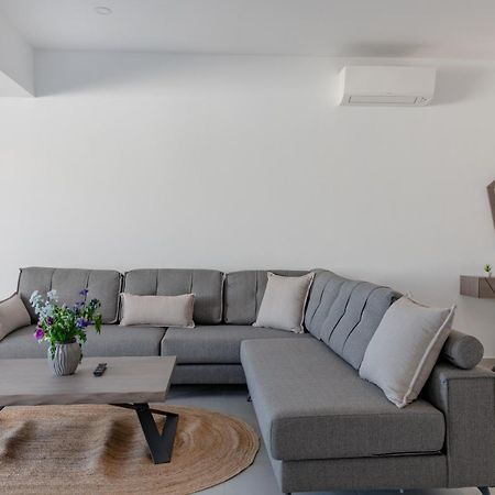 Swans Luxury Homes Koméno Szoba fotó